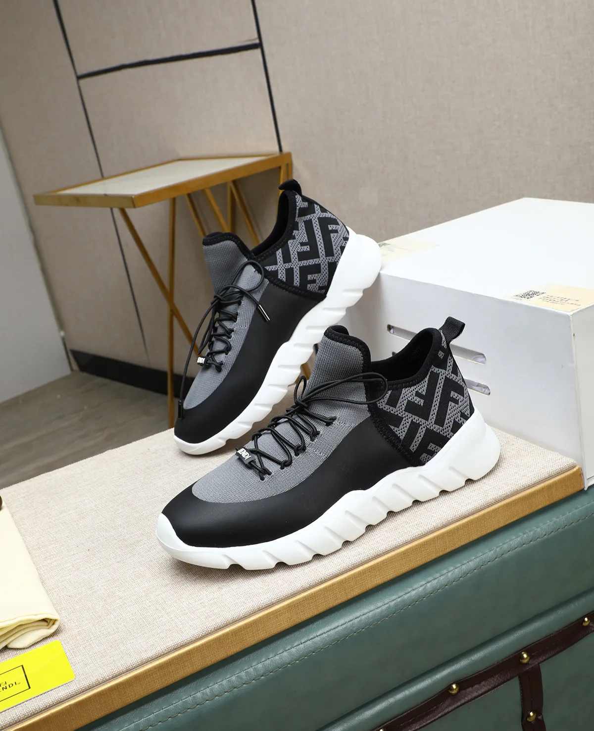 Men's Men's Shoes 💰700 Fendi Fendi's latest Tag series of men's casual mesh sports running shoes, originally purchased and developed, this Tag sports shoe is a one-leg sneaker, made of black high-tech mesh material with gray neoprene details. Oversized FENDI lettering on the side and translucent rubber details. Light and flexible rubber running shoe soles, beautifully packaged at the delivery counter, customized breathable lining, original molded foam rubber outsole, sole thickness: 3.5CM! Size: 39-44 (customized at 38.45.46)